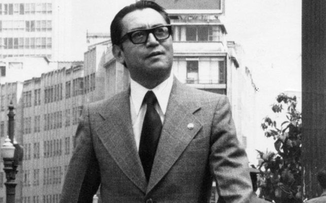 Rogelio Echavarría caminando por Bogotá