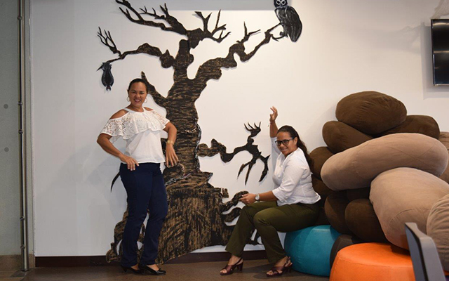 Las auxiliares culturales Roxana Ludwig y Luz Esther Silvera preparán las actividades para celebrar el 31 de octubre con los niños y niñas del Archipiélago. 