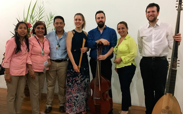 Tabea Debus, Sam Stadlen y Alex McCartney junto a los integrantes del Centro Cultural de Leticia