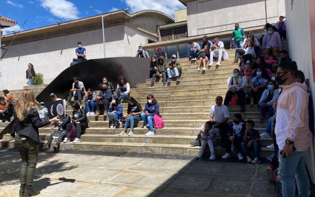 Taller de lectura con niñas y niños, en la plazoleta de la Manzana Cultural.
