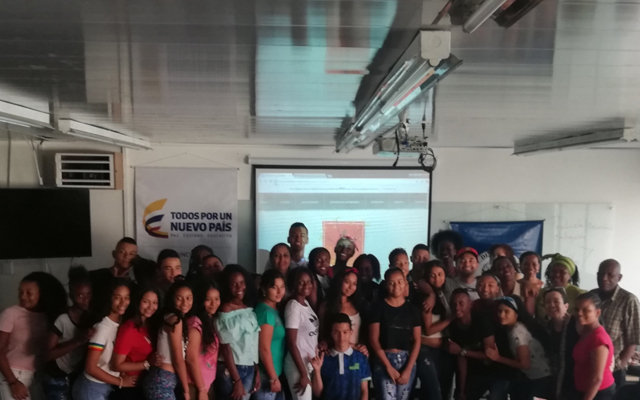Participantes del taller de escritura creativa Voces del Estero, durante el evento de cierre. 
