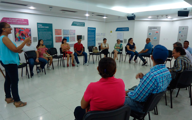 reunión de personas sentadas en una conferencia