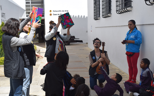 taller para niños en la plazoleta de los museos del Banco de la República