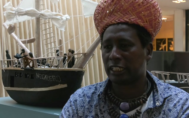 Bayron Asprilla, artesano de Itsmina Chocó, tallador de Barcos Negreros