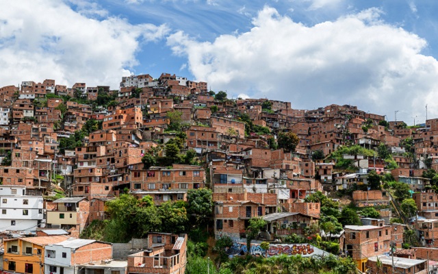 Barrios populares localizados en las faldas de las montañas.