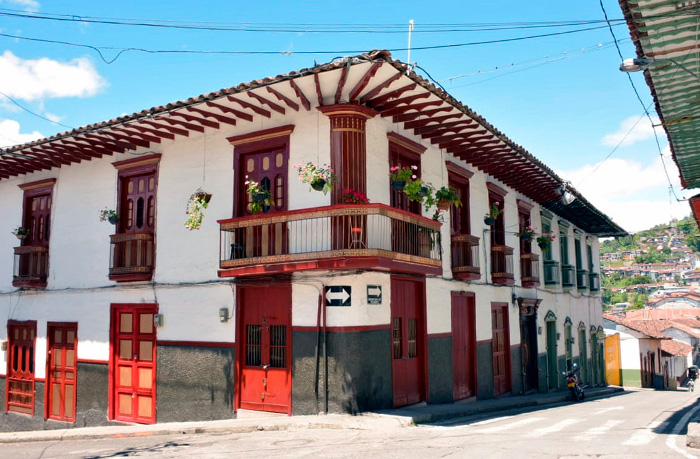 Vista de casa esquinera en Salamina