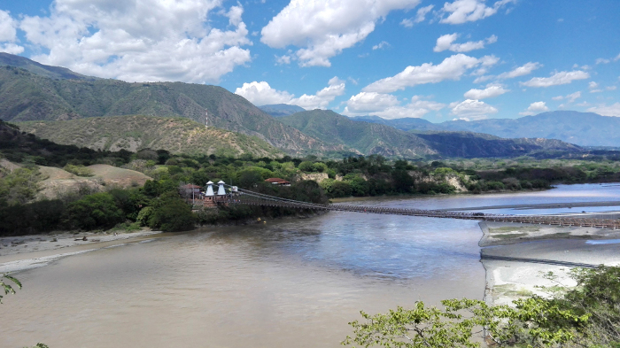 Vista lateral del Puente de Occidente sobre el río Cauca. Es la conexión entre los municipios de Olaya y Santafé de Antioquia