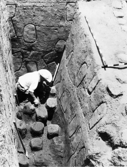 [4] Excavación de la pirámide prehispánica del Morro de Tulcán 1957-1958. Julio Cesar Cubillos (1919-1994).