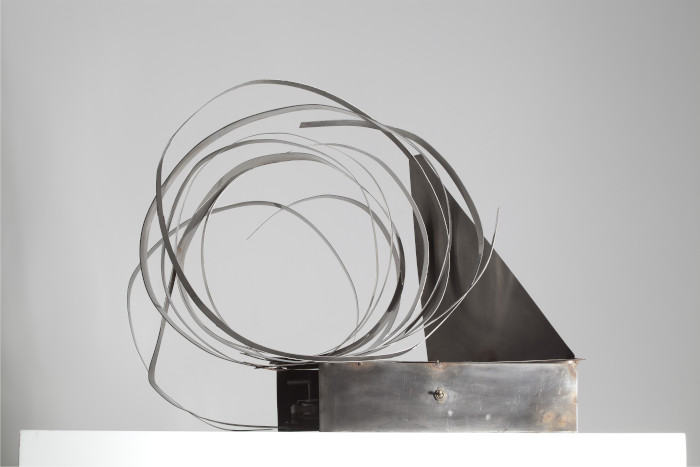 [6] Feliza Bursztyn (1933-1982). Histérica (Serie Histéricas) - 1968, ensamblaje, 57 x 78 x 51 cm. AP5100 
