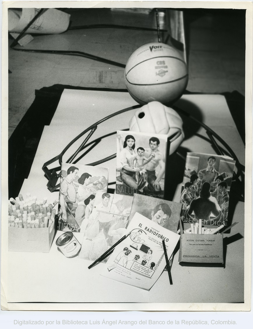 Kit de cartillas, elementos para una Escuela Radiofónica y para la campaña de deporte campesino. Imagen exclusiva de divulgación, prohibido su uso.