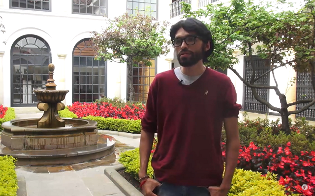 Carlos Guzman contando sobre su obra en la plaza del Museo de Botero del Banco de la República