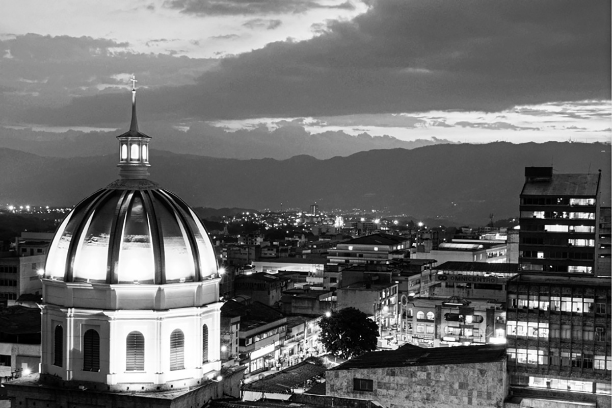 Atardecer en Bucaramanga, primer plano la Cúpula de la Sagrada Familia sobre los años ochenta.  Imagen exclusiva de divulgación, prohibido su uso.