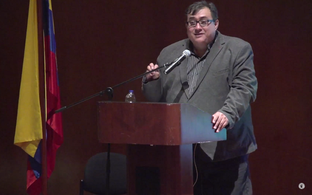 Cuauhtémoc Medina frente al atril, realizando su intervención en la catedra de arte