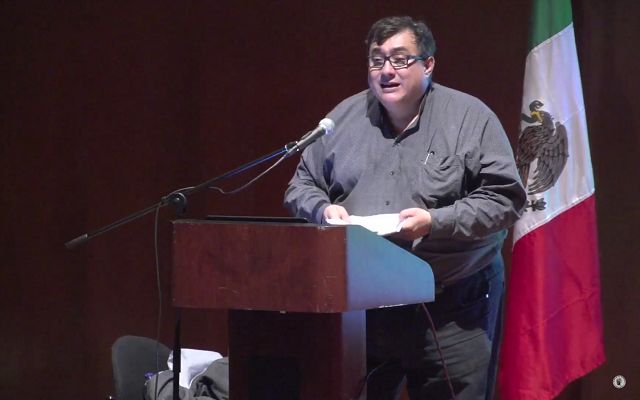 Cuauhtémoc Medina frente al atril, realizando su intervención en la cátedra de arte