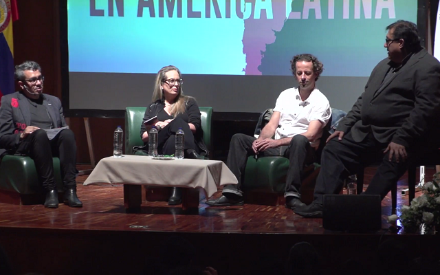 Cuauhtémoc Medina reunido con otros 3 curadores y criticos de arte colombianos, en una conversación sobre arte latinoamericano