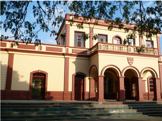 Fachada principal Estación Cartago. 