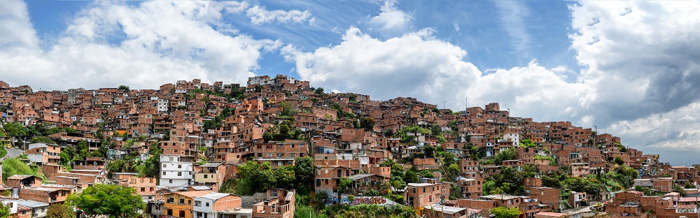 Barrios populares localizados en las faldas de las montañas.
