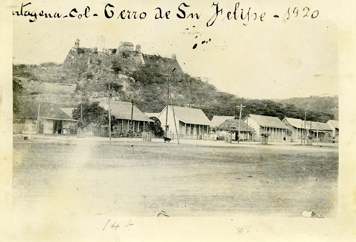 Casas de madera y techo de teja al pie del castillo de San Felipe, Cartagena.