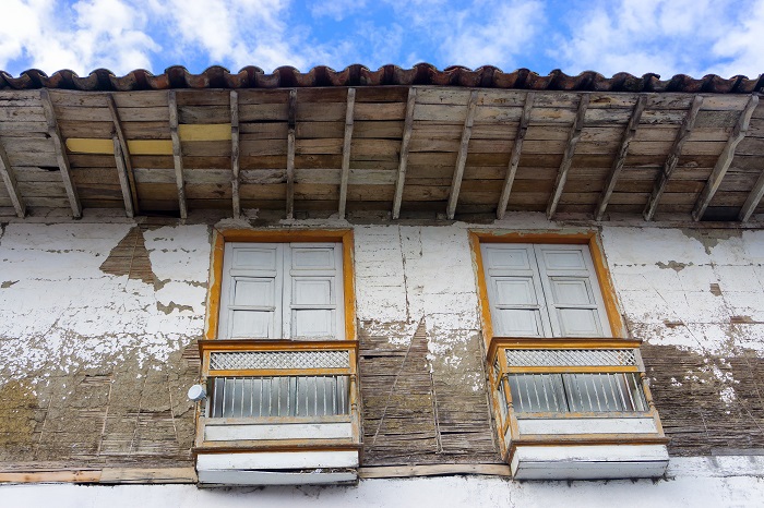 El deterioro de la fachada permite ver los materiales de construcción de esta casa en Salento, Quindío.