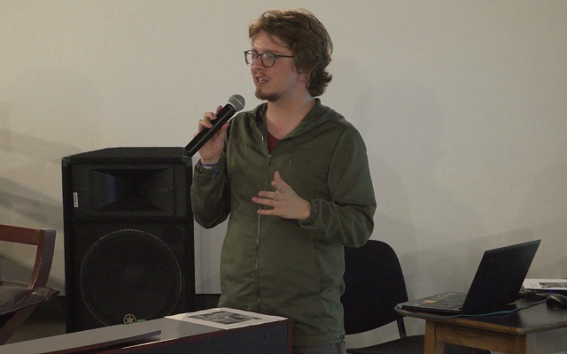 Juan Pablo Angarita realizando una intervención sobre las charlas musicales de Radio Sutatenza