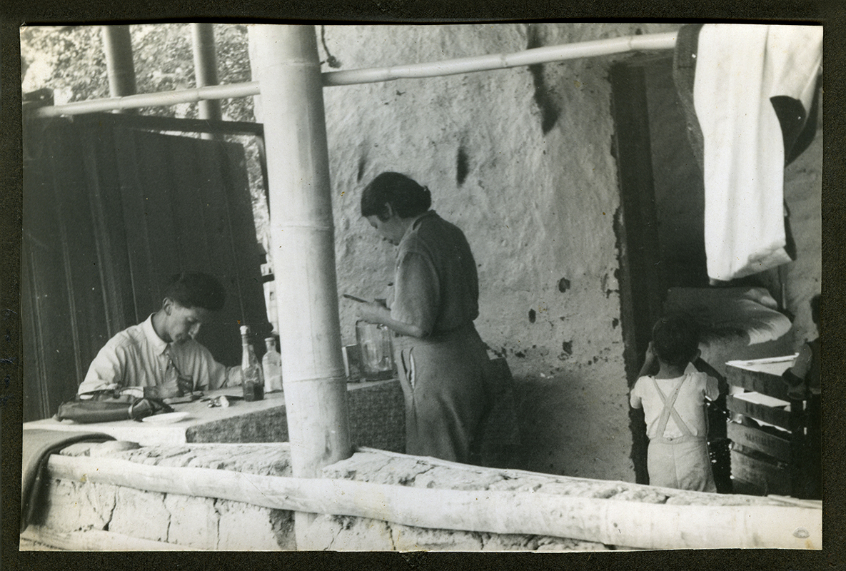 Gregorio Hernández de Alba, su esposa Helena y uno de sus hijos, en uno de sus viajes de trabajo de campo. Imagen exclusiva de divulgación, prohibido su uso.