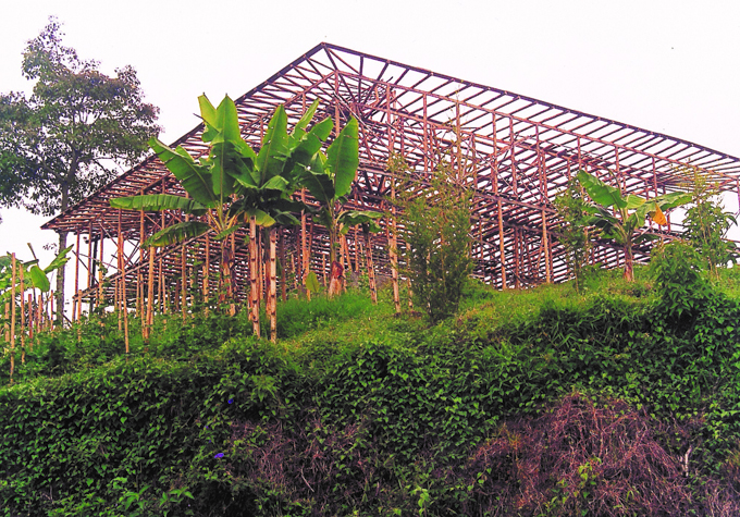 Proceso constructivo con la técnica del bahareque; se aprecia la urdimbre o tejido que arma la gran canasta  estructural toda en guadua, que permite oscilar y absorver la energía y movimientos, durante los temblores y terremotos, confiriendole un alto val