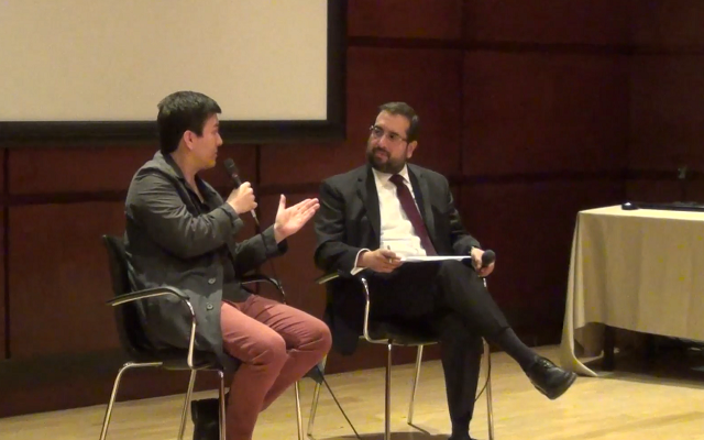 Juan Pablo Carreño y Mauricio Peña dialogando sobre la vida artística del compositor colombiano