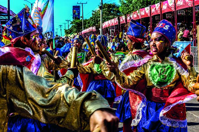 Danza del Paloteo con trajes de colores