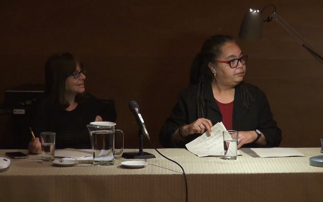 Martha Zambrano y Ochy Curiel escuchando una intervención del público