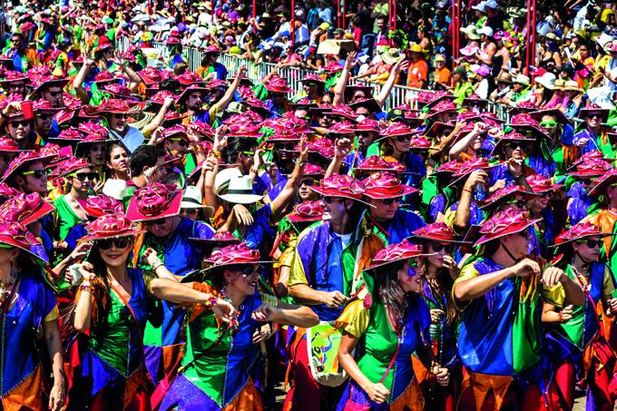 Diablitos arlequines de colores en el Carnaval de Barraquilla