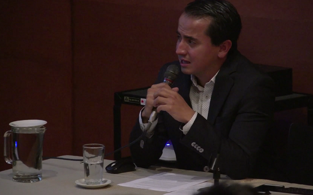 Sergio Alejandro Rodriguez, conferencista realizando una reflexión en torno al arte desde la obra de los carpinteros