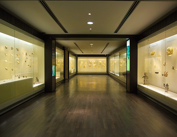 Exposiciones permanentes del Museo del Oro, sala la gente y el oro.