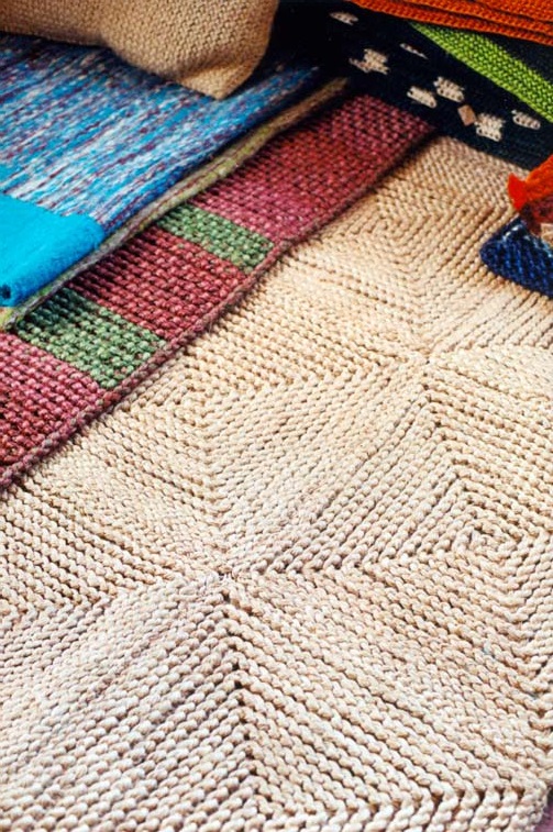 Fibras naturales y arte textil en Boyacá y Santander. Cobija elaborada con lana teñida con anilinas en Iza. Tapetes elaborados por los artesanos de Ecofibras. Curití.