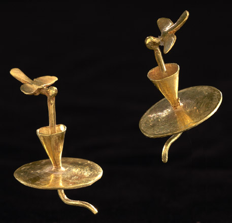 Orejeras Nariño en forma de flor y picaflor, 600 d.C. - 1700 d.C.