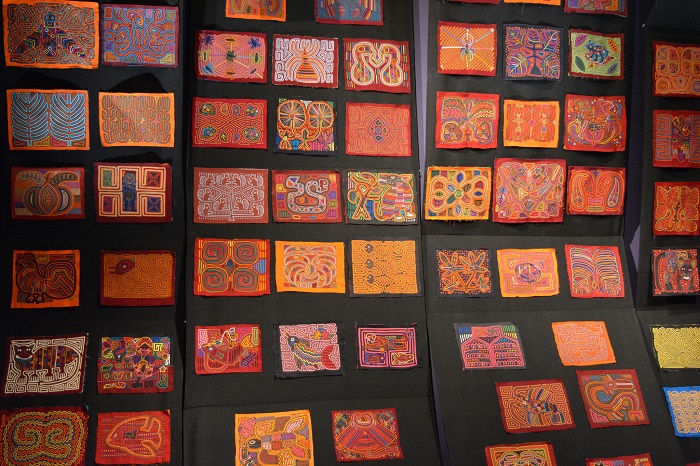 Molas. Capas de sabiduría es la exposición temporal del Museo del Oro que presenta  la vida y pensamiento de la comunidad guna de Colombia y Panamá.