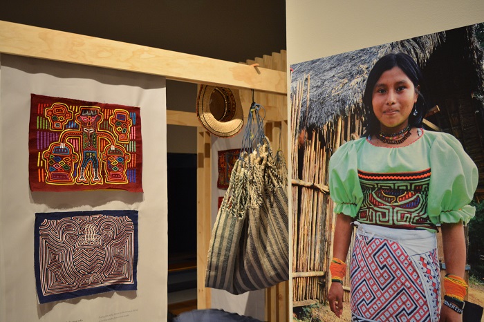 Las mujeres gunadules son las artífices de las molas y las visten en su pecho, cosidas a sus blusas. Ellas son las custodias de una técnica extraordinaria y compleja.