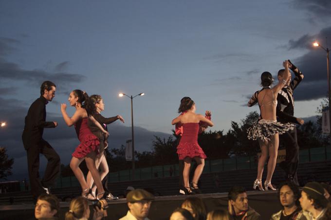 Tres parejas bailan salsa en Cali al atardecer