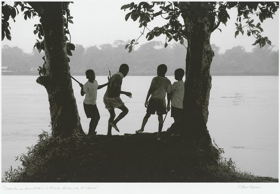Niños jugando en la orilla del río Atrato. Bellavista, Chocó. Imagen exclusiva de divulgación, prohibido su uso.