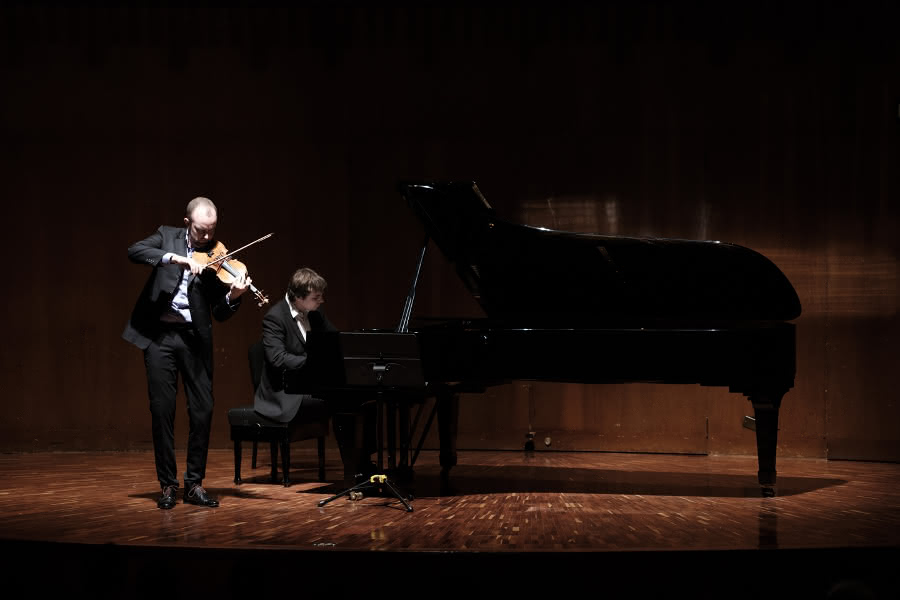 benjamin Baker y Daniel Lebhardt en la Sala de Conciertos de la Biblioteca Luis Ángel Arango