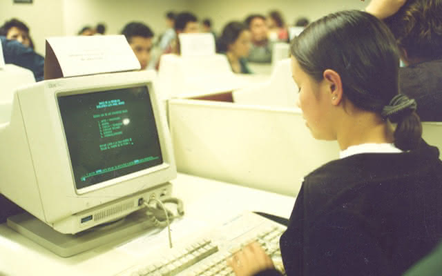 Como resultado de la sistematización del catálogo en 1990, se implementaron tableros electrónicos que anunciaban a los usuarios que el libro solicitado se encontraba en sala.
