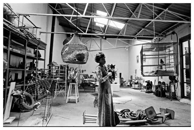 Fotografía de la escultora colombiana Feliza Bursztyn en su taller, con una de sus obras, tomada por Rafael Moure