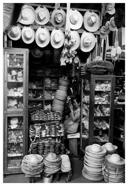 Sombrerería en el mercado de Girardot