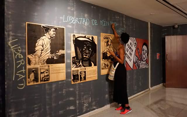 Montaje de la exposición ¡Todo el poder para el Pueblo! Emory Douglas y las Panteras Negras en el Centro Cultural de Cali.