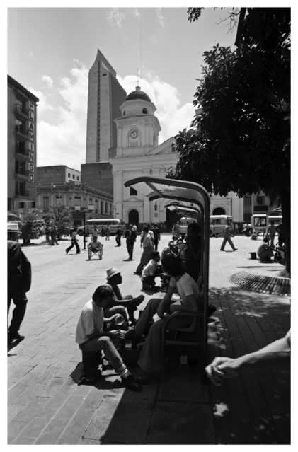 Lustrabotas en la calle en Medellín