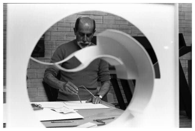 Eduardo Ramírez Villamizar trabajando en su taller