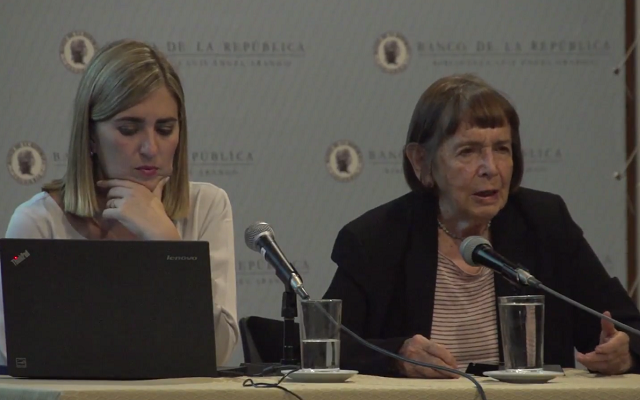 Beatriz Gonzalez y Verónica Uribe curadoras de la exposición libretas de dibujos, realizando la conferencia inaugural