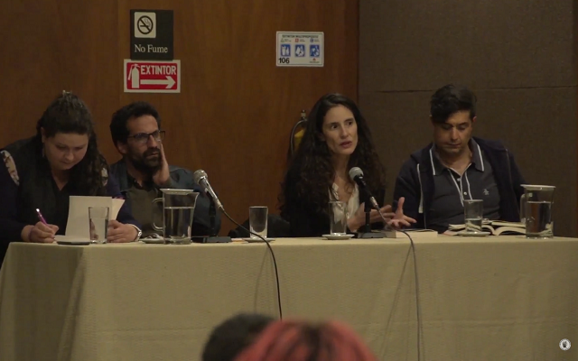 Laura Quintana realizando la introducción de la conferencia, y a junto a ella los otros 3 expositores revisando sus apuntes