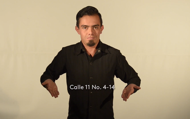 Interprete de lengua de señas colombiana dando a conocer la Biblioteca Luis Ángel Arango