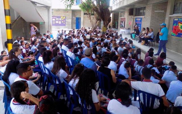 Estudiantes escuchando charla de Leer el Caribe