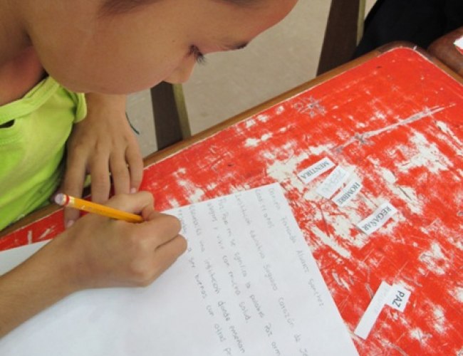 Niña participando en una de las actividades de escritura programadas en Leticia, Amazonas. 